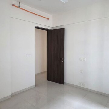 Room in 5 BHK Apartment at Bandra East – for Rent