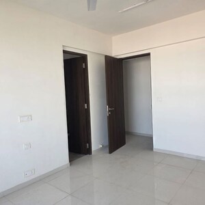 Room in 5 BHK Apartment at Bandra East – for Rent