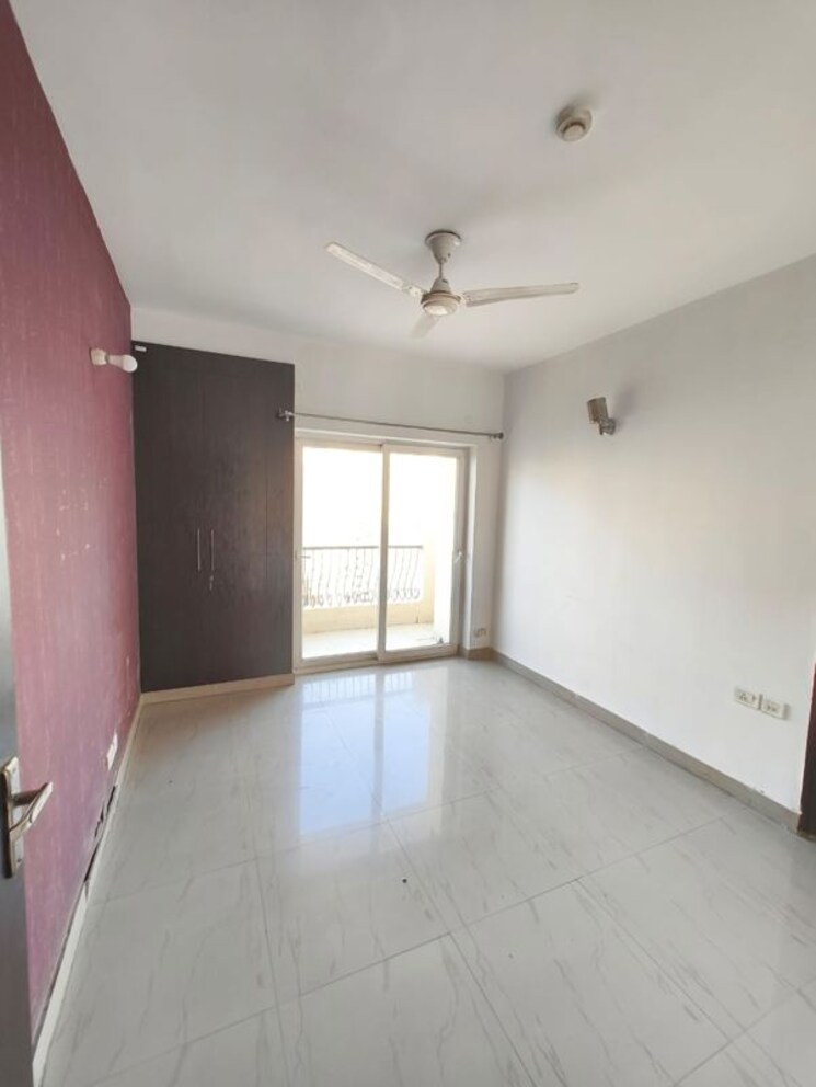 Room, nimbus-the-hyde-park 2 Bedroom 915 Sq.Ft. Apartment In Sector 78 Noida 9862725