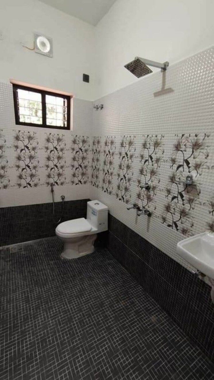 Bathroom, vineet khand Pg For Girls In Vineet Khand 9862735