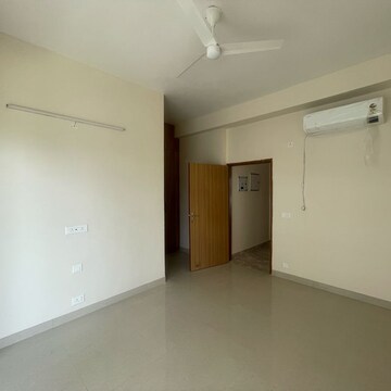 Room in 3 BHK Apartment at Adani Oyster Greens, Sector 102a – for Rent
