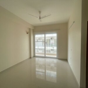 Room in 3 BHK Apartment at Adani Oyster Greens, Sector 102a – for Rent