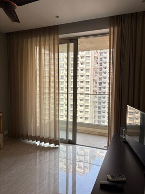 Room in 2 BHK Apartment at Hiranandani Castle Rock, Powai – for Rent