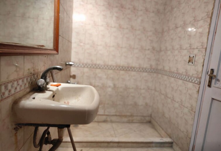 Bathroom, paryavaran complex 3 Bedroom 1800 Sq.Ft. Builder Floor In Paryavaran Complex Delhi 9855561