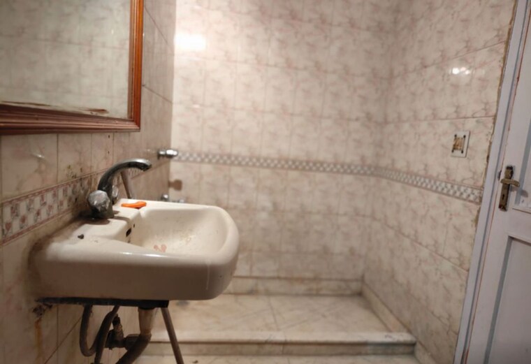 Bathroom, paryavaran complex 3 Bedroom 1800 Sq.Ft. Builder Floor In Paryavaran Complex Delhi 9855561