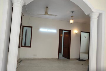 Room in 3 BHK Builder Floor at Paryavaran Complex – for Rent