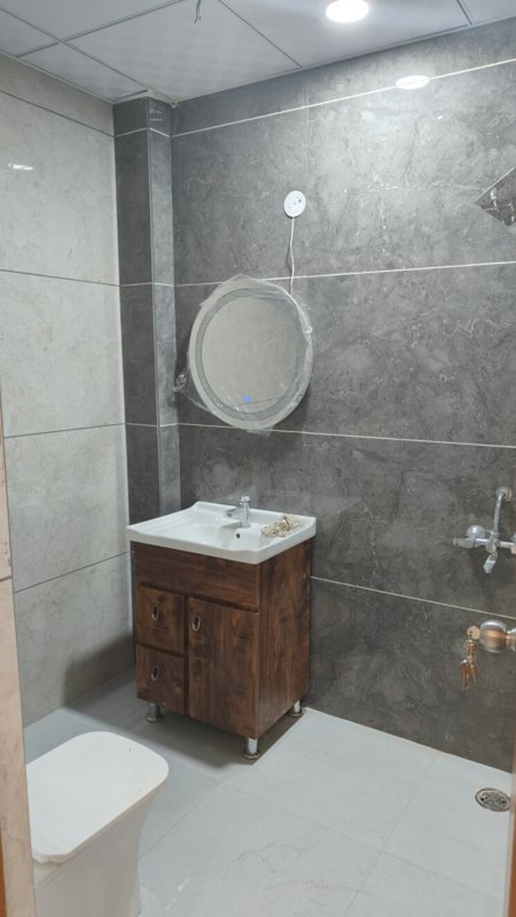 Bathroom, palam-vihar-residents-association 3.5 Bedroom 2000 Sq.Ft. Builder Floor In Palam Vihar Gurgaon 9527171