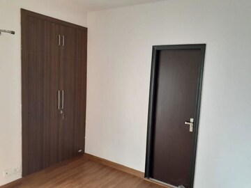 Room in 3 BHK Apartment at Mahagun Moderne, Sector 78 – for Rent