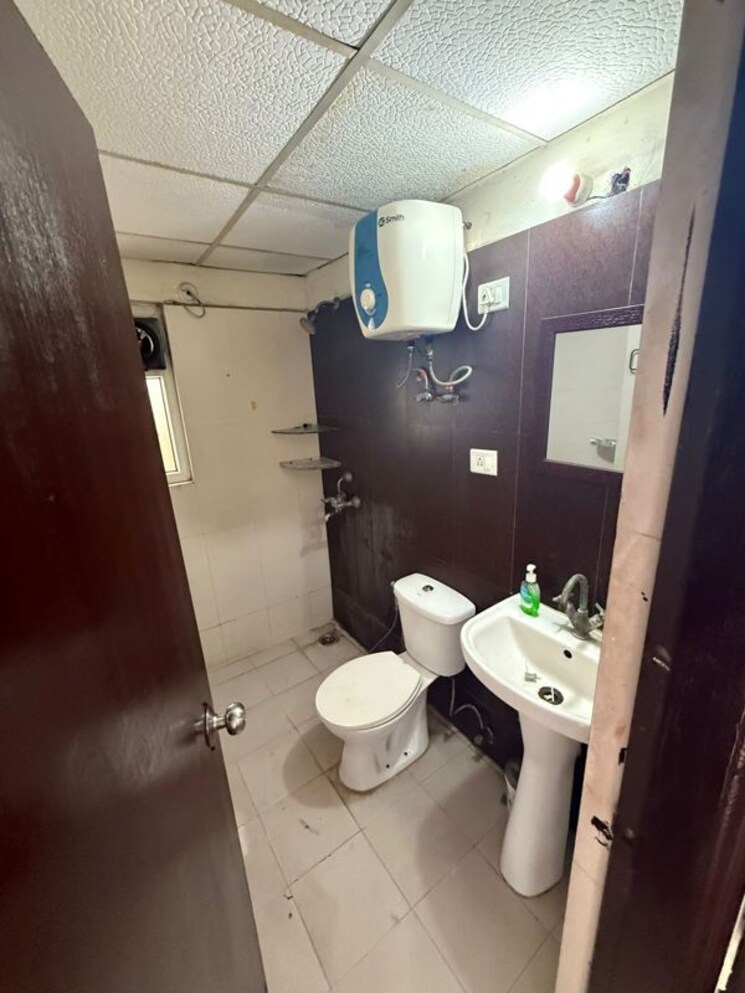 Bathroom, mahagun-moderne 3 Bedroom 1750 Sq.Ft. Apartment In Sector 78 Noida 9863530