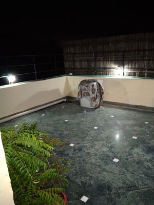 Parking in 1 BHK Apartment at Defence Colony – for Rent