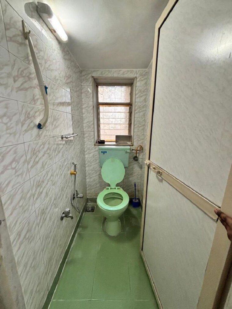 Bathroom, bandra west 1 Bedroom 500 Sq.Ft. Apartment In Bandra West Mumbai 9863588