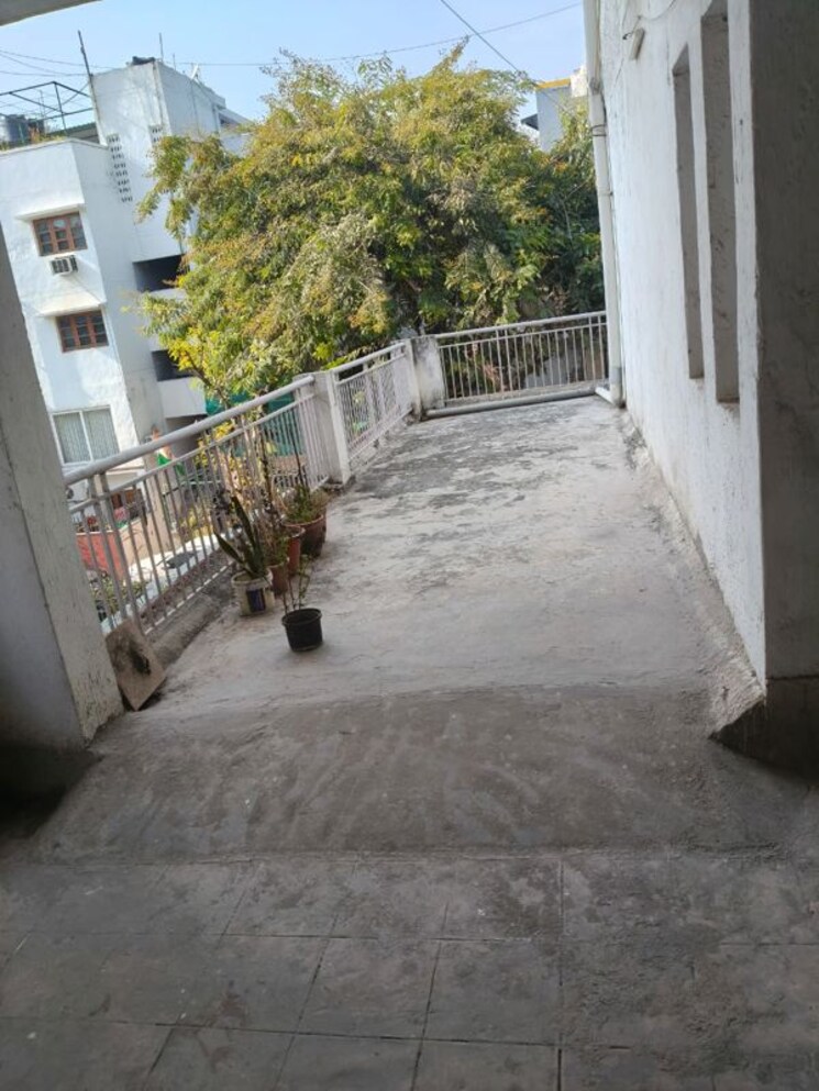 Balcony, vasant kunj 3 Bedroom 1400 Sq.Ft. Apartment In Vasant Kunj Delhi 9863603