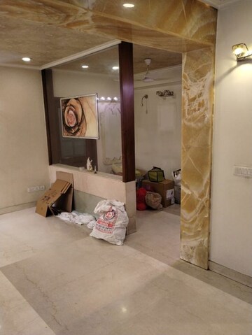 Living Room in 2.5 BHK Apartment at Mayur Vihar – for Rent