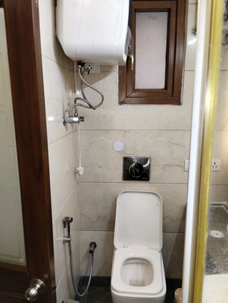 Bathroom, mayur vihar 2.5 Bedroom 1250 Sq.Ft. Apartment In Mayur Vihar Delhi 9863706