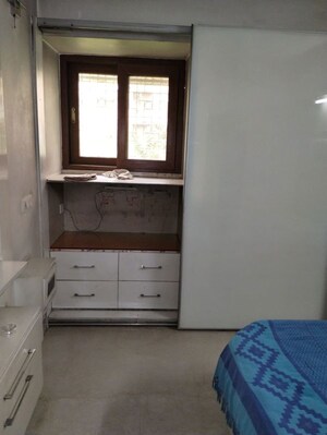 Furnished Amenities in 2.5 BHK Apartment at Mayur Vihar – for Rent