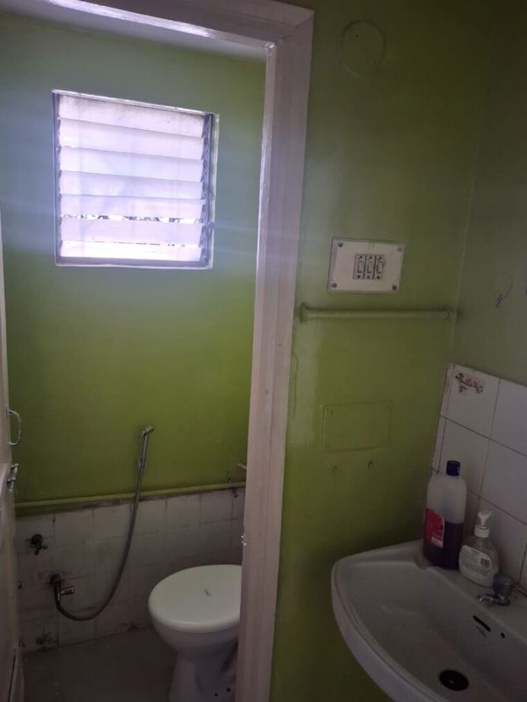 Attached Bathroom, vishrantwadi 1 Bedroom 700 Sq.Ft. Apartment In Vishrantwadi Pune 9863307