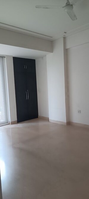 Room in 3.5 BHK Apartment at Puri Diplomatic Greens Phase I, Sector 111 – for Rent