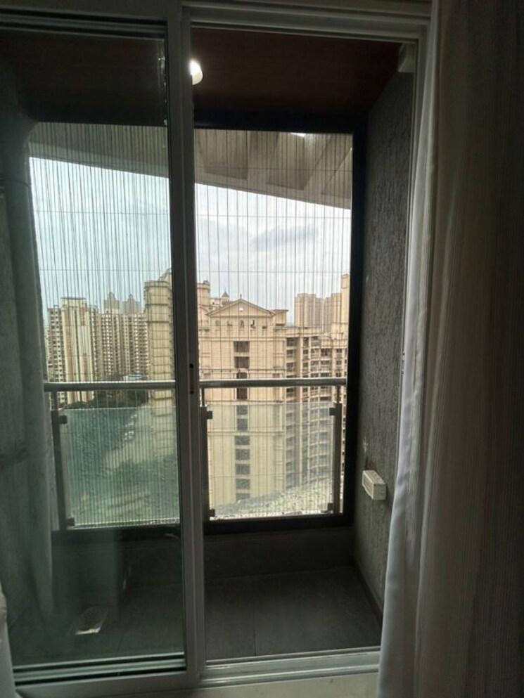 Room, rosa-manhattan 3 Bedroom 911 Sq.Ft. Apartment In Ghodbunder Road Thane 9863777