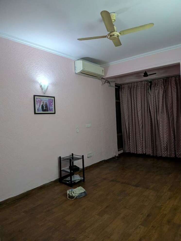 Room, sector 15 3 Bedroom 1600 Sq.Ft. Apartment In Sector 15 Gurgaon 9863790