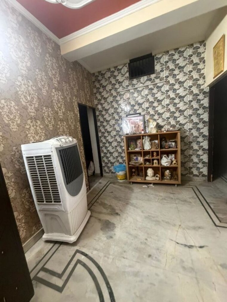 Room, sector 15 3 Bedroom 2000 Sq.Ft. Builder Floor In Sector 15 Gurgaon 9863800