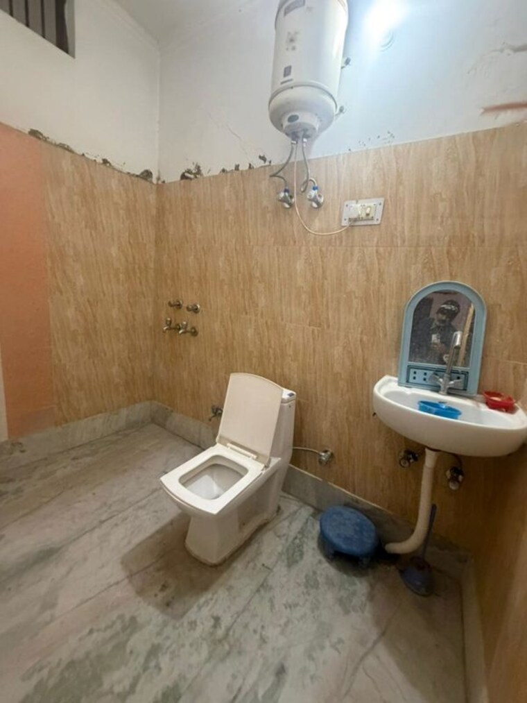 Bathroom, sector 15 3 Bedroom 2000 Sq.Ft. Builder Floor In Sector 15 Gurgaon 9863800