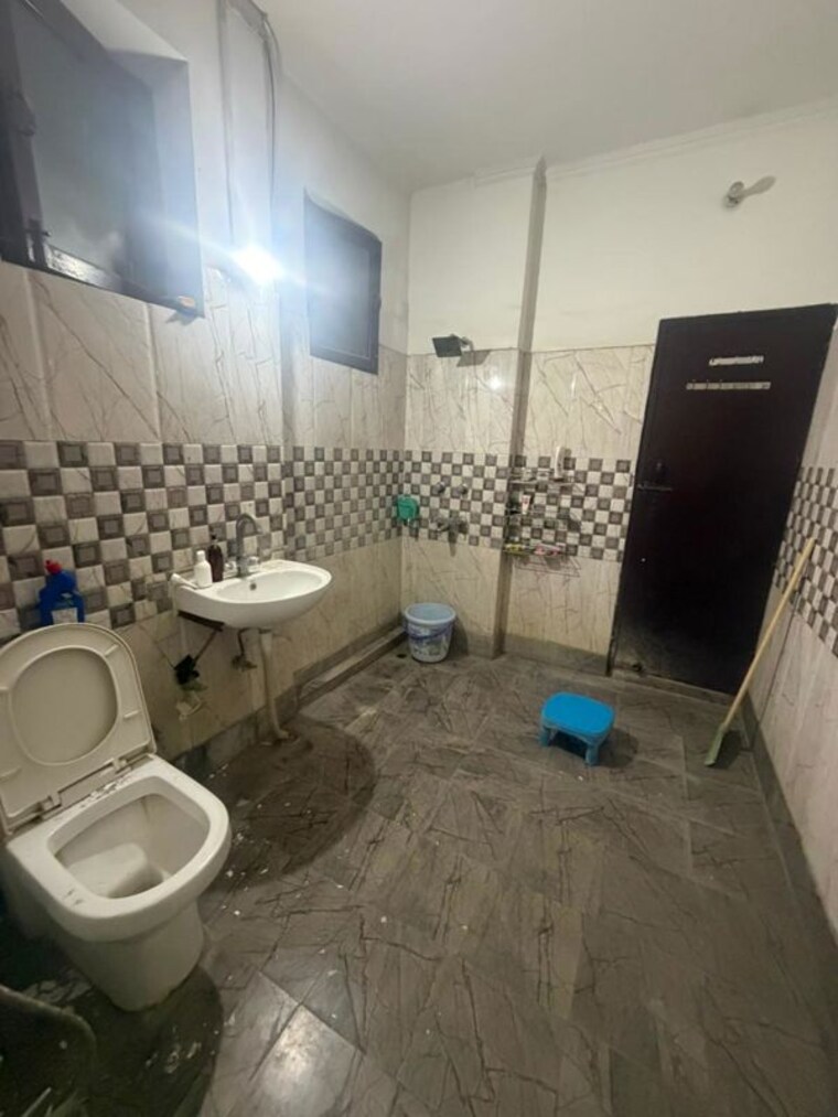 Bathroom, sector 15 3 Bedroom 2000 Sq.Ft. Builder Floor In Sector 15 Gurgaon 9863800
