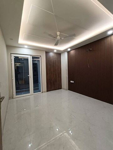 Room in 3 BHK Builder Floor at Sector 41 – for Rent