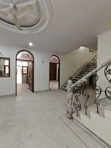 Parking in 4 BHK Independent House at Ansal Sushant Lok I, Sector 43 – for Rent