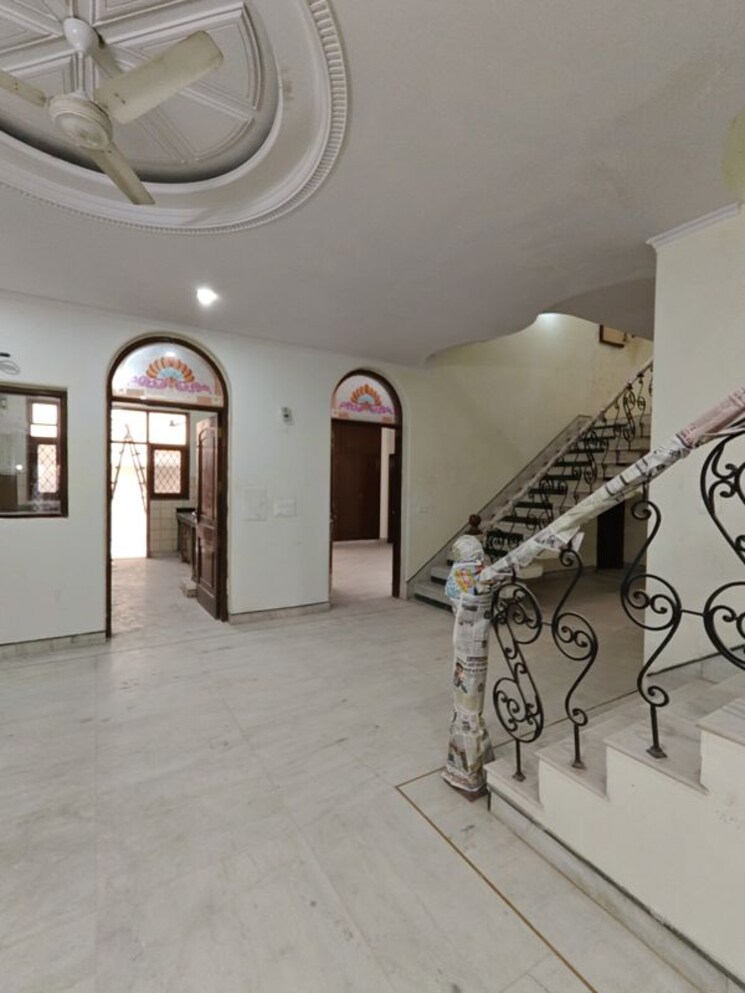  Parking, ansal-sushant-lok-i 4 Bedroom 300 Sq.Yd. Independent House In Sector 43 Gurgaon 9863840