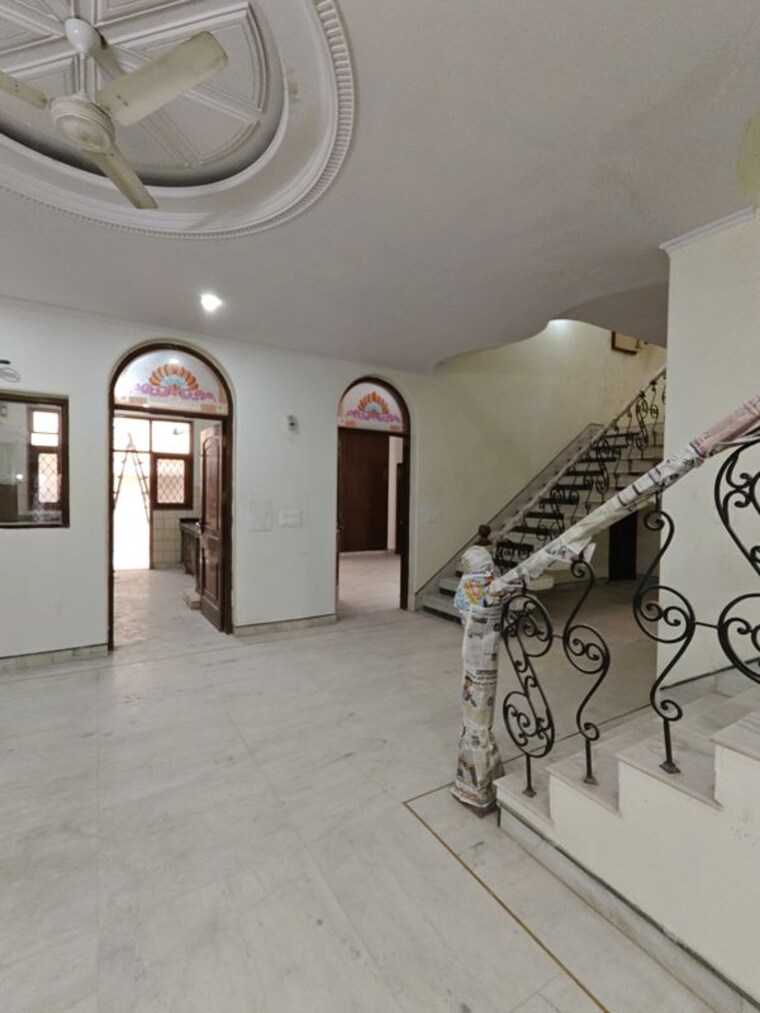  Parking, ansal-sushant-lok-i 4 Bedroom 300 Sq.Yd. Independent House In Sector 43 Gurgaon 9863840