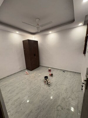 Room in 3 BHK Builder Floor at Hauz Khas – for Rent