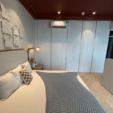 Bedroom in 4 BHK Apartment at Prabhadevi CHS, Century Bazar – for Sale