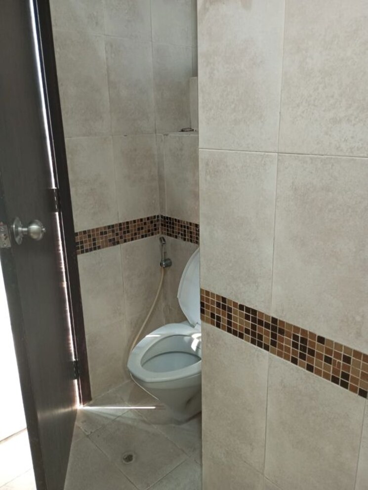 Bathroom, oberoi-realty-woods 2.5 Bedroom 900 Sq.Ft. Apartment In Goregaon East Mumbai 9863888