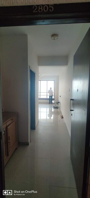 Room in 2.5 BHK Apartment at Oberoi Realty Woods, Goregaon East – for Rent