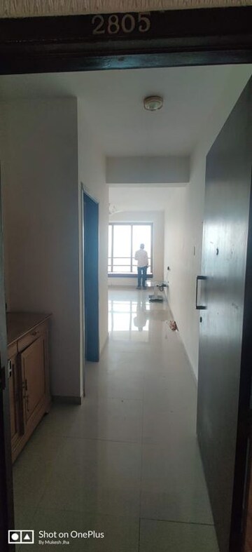 Room in 2.5 BHK Apartment at Oberoi Realty Woods, Goregaon East – for Rent