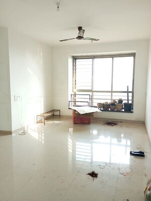 Room in 2.5 BHK Apartment at Oberoi Realty Woods, Goregaon East – for Rent
