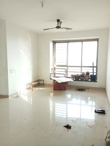 Room in 2.5 BHK Apartment at Oberoi Realty Woods, Goregaon East – for Rent