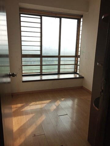 Room in 2.5 BHK Apartment at Oberoi Realty Woods, Goregaon East – for Rent