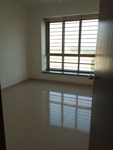 Room in 2.5 BHK Apartment at Oberoi Realty Woods, Goregaon East – for Rent