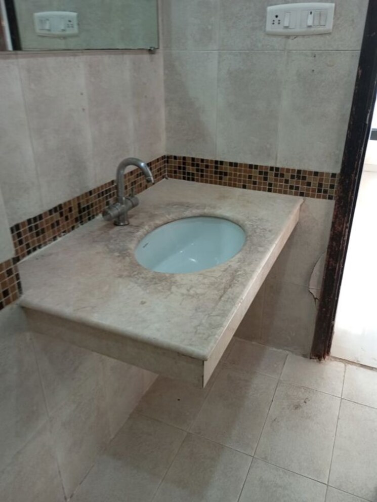 Bathroom, oberoi-realty-woods 2.5 Bedroom 900 Sq.Ft. Apartment In Goregaon East Mumbai 9863888