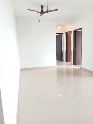 Room in 2.5 BHK Apartment at Oberoi Realty Woods, Goregaon East – for Rent