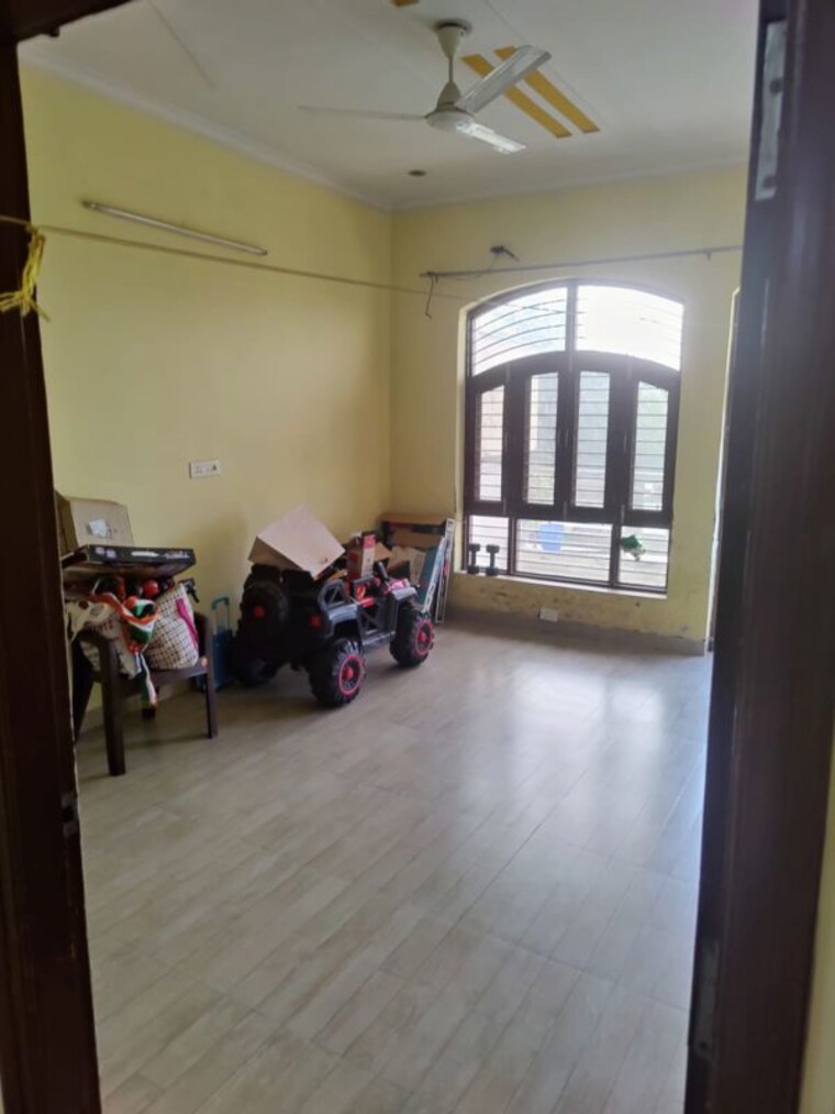 Room, sector 21c 3 Bedroom 1350 Sq.Ft. Apartment In Sector 21c Faridabad 9863920