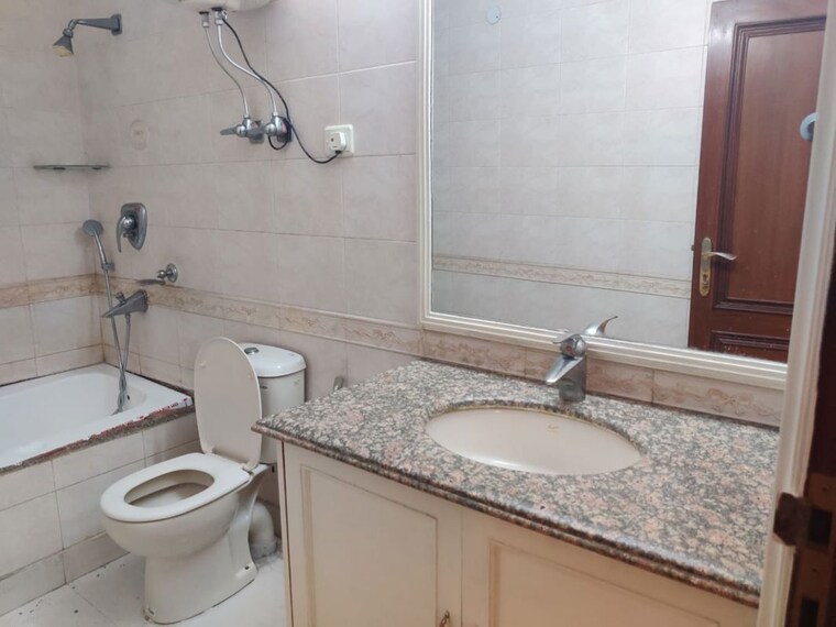 Bathroom, navjeevan vihar 2 Bedroom 900 Sq.Ft. Builder Floor In Navjeevan Vihar Delhi 9863957