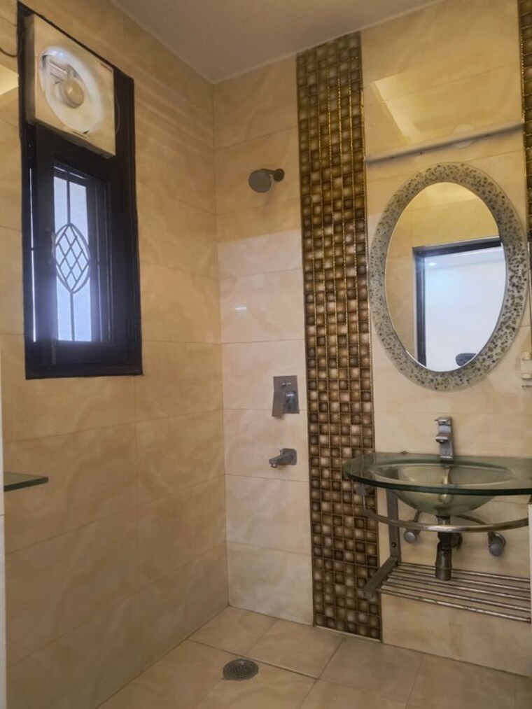 Bathroom, vasant kunj 6+ Bedroom 400 Sq.Yd. Apartment In Vasant Kunj Delhi 9864006