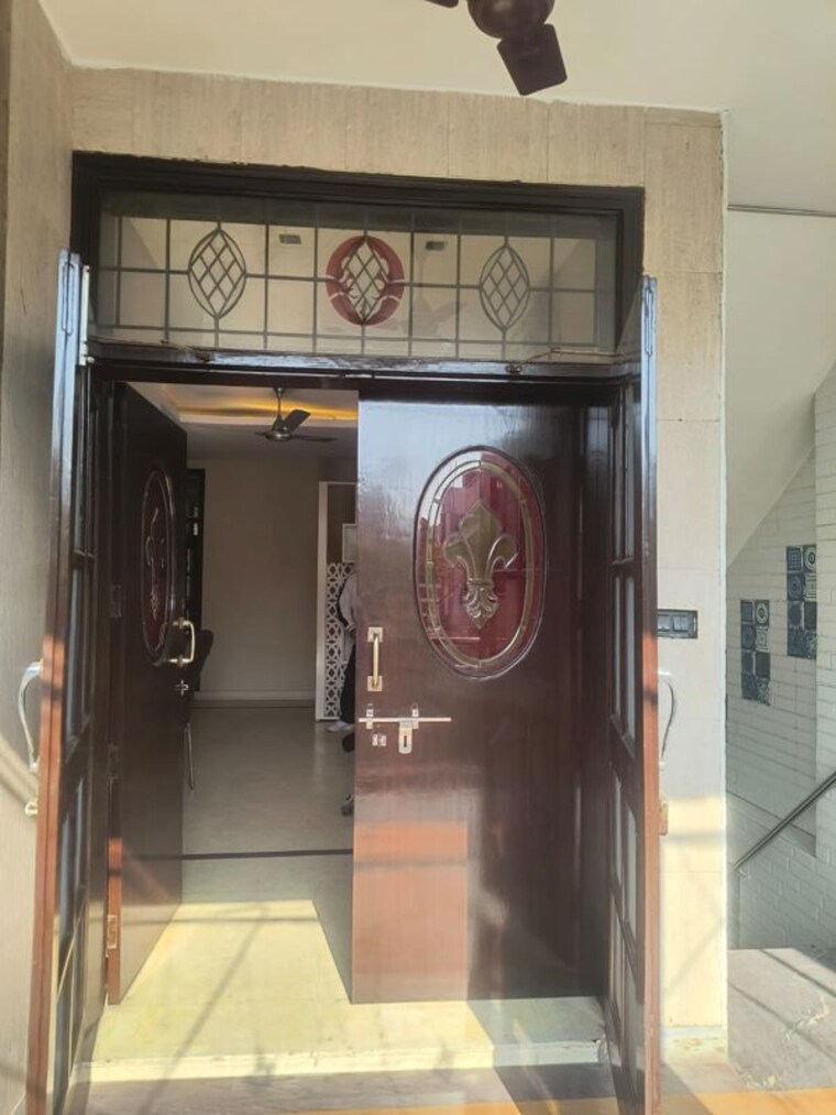 undefined, vasant kunj 6+ Bedroom 400 Sq.Yd. Apartment In Vasant Kunj Delhi 9864006