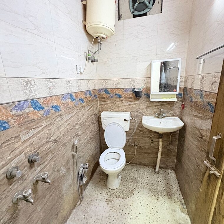 Bathroom, khirki extension 1 Bedroom 50 Sq.Yd. Builder Floor In Khirki Extension Delhi 9864016