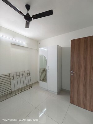 Room in 2.5 BHK Apartment at Wadhwa TW Gardens, Kandivali East – for Rent