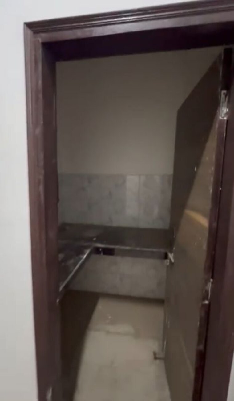 undefined, west patel nagar 1 Bedroom 400 Sq.Ft. Builder Floor In West Patel Nagar Delhi 9864073