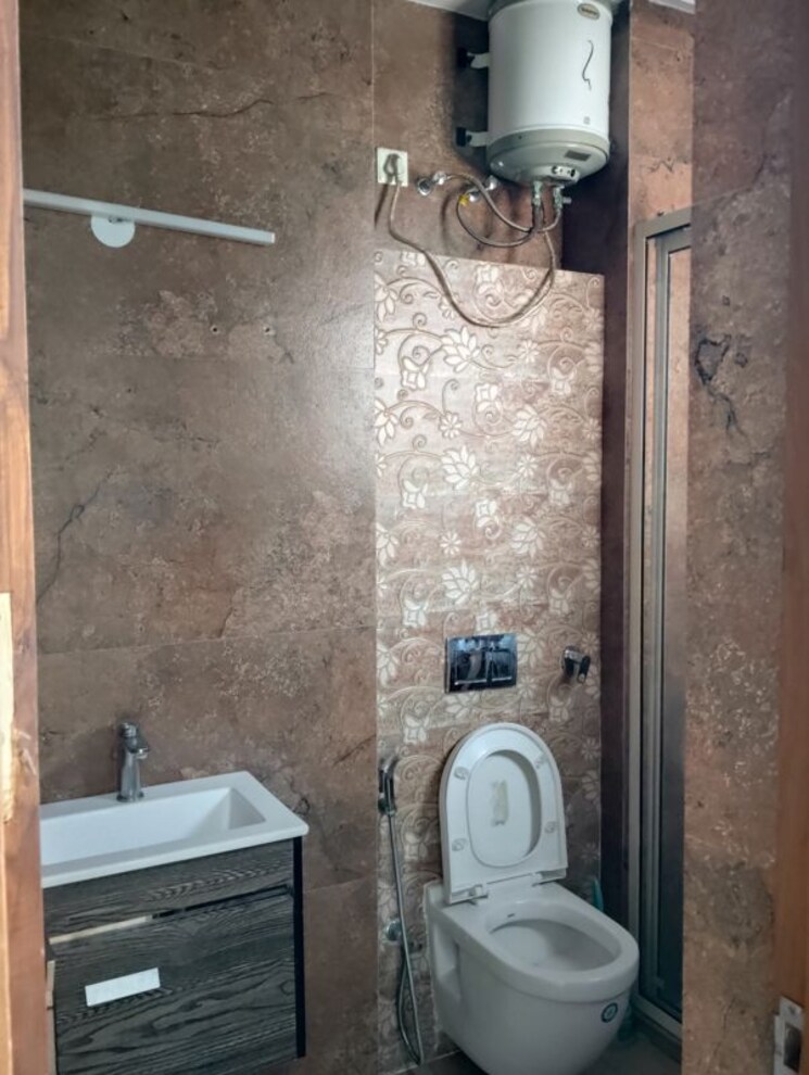 Bathroom, sector 15 3 Bedroom 2100 Sq.Ft. Builder Floor In Sector 15 Faridabad 9864096