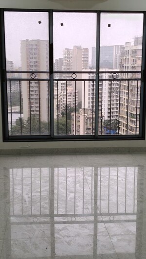 Room in 2 BHK Apartment at Pratham ARC Aura, Andheri West – for Rent